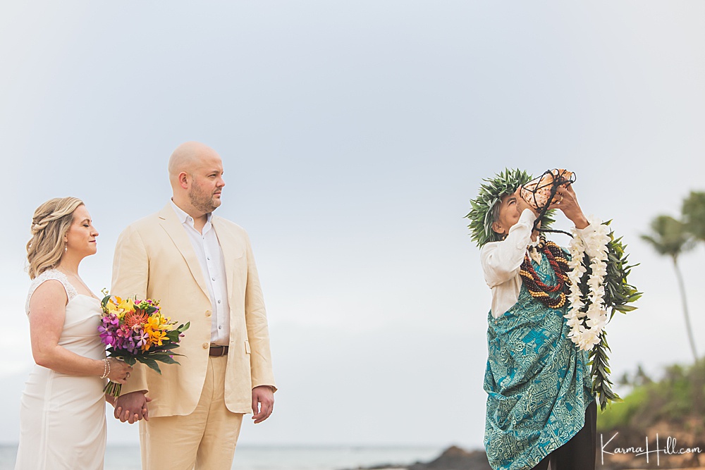Hawaii beach wedding - hawaiian minister 