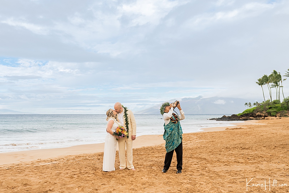 maui wedding on beach - hawaiian minister 