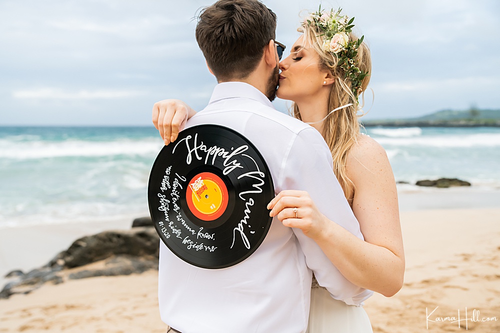 hawaii beach venue - wedding - couple kissing - 