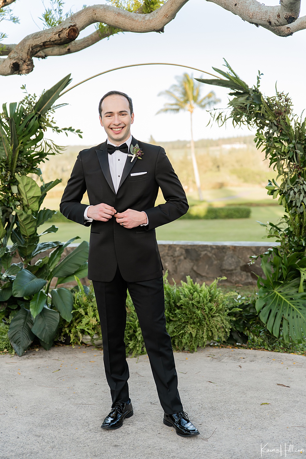 groom in black and white tux on Maui 