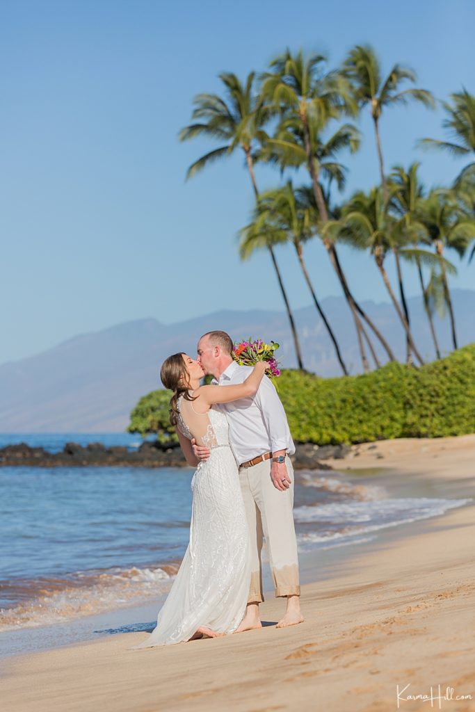 wedding kiss in hawaii