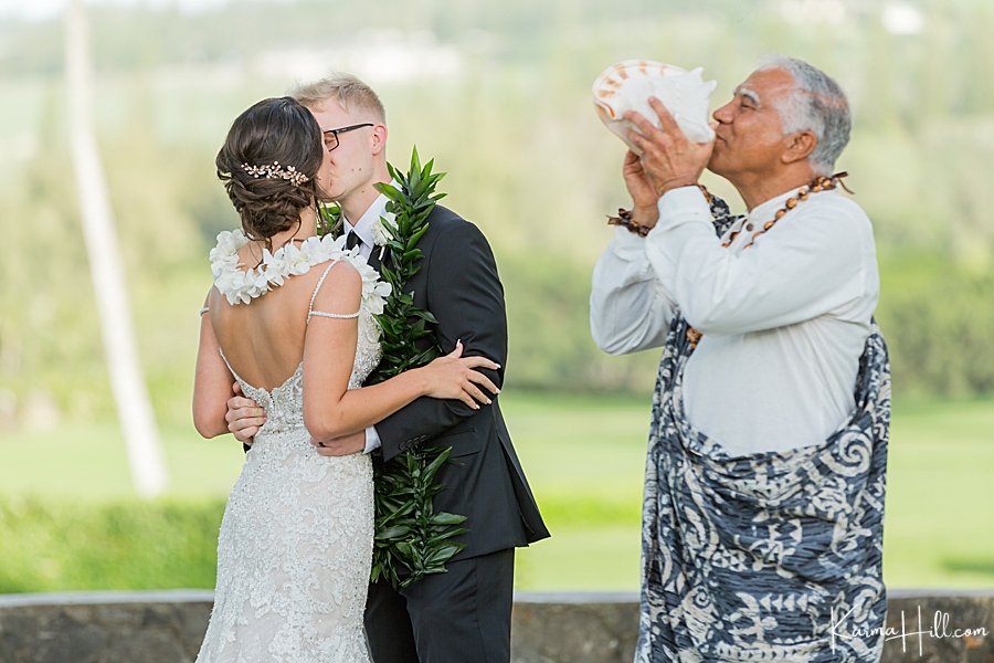 Maui wedding first kiss