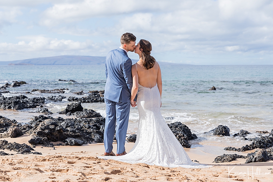 hawaii wedding kiss
