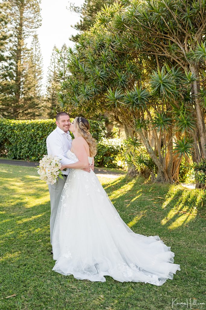 Maui wedding kiss