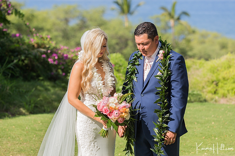 bride and groom bow their heads in prayer during their maui wedding ceremony at gannon's restaurant 