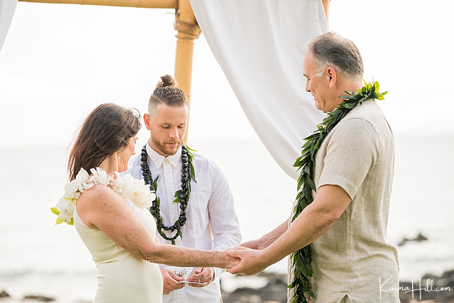 bride and groom getting married in hawaii 