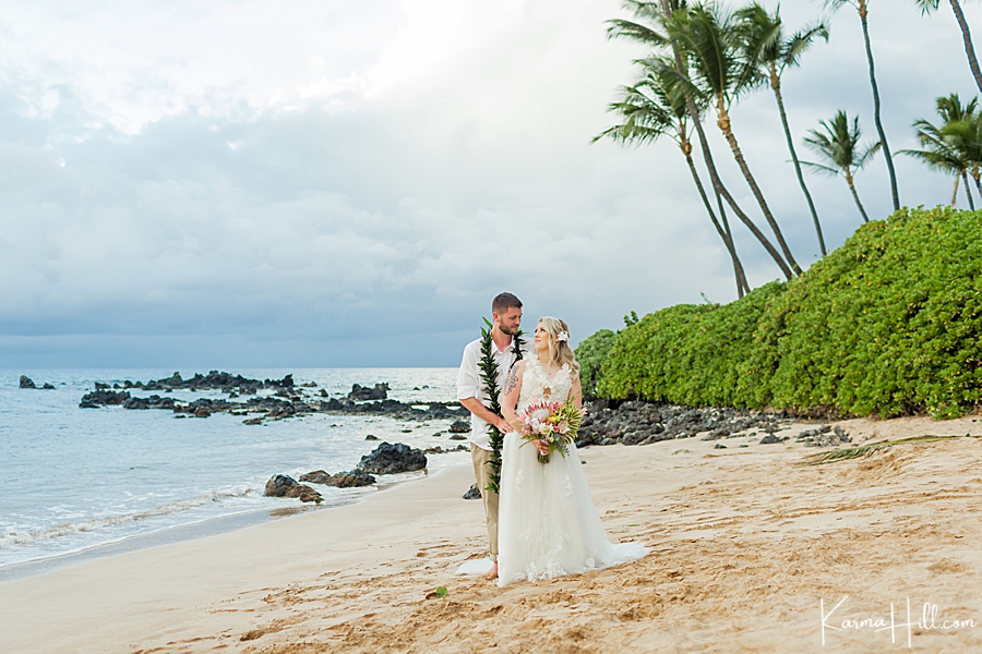 photo of bride and groom on beach in hawaii 