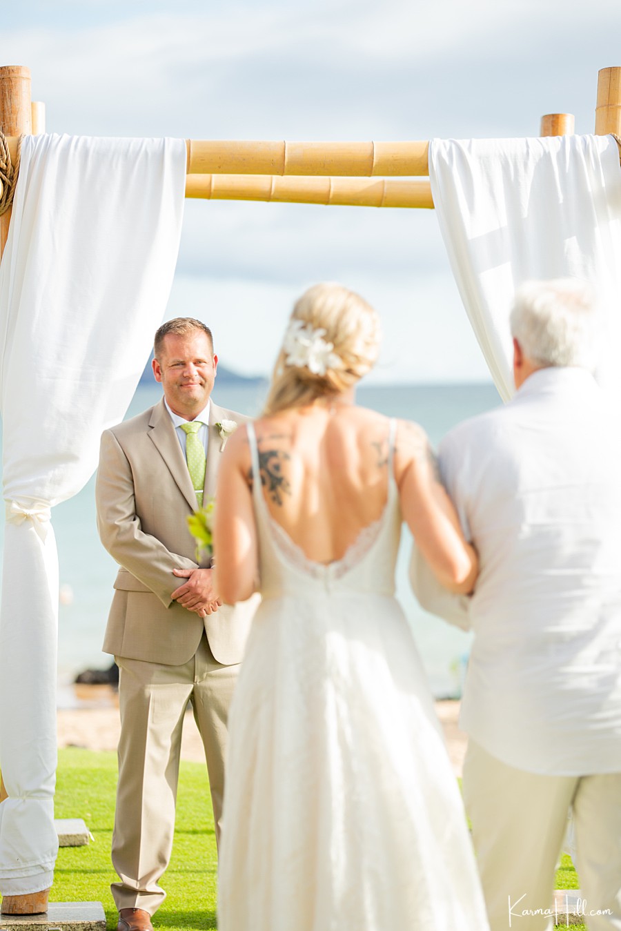 groom sees bride for the first time during their maui wedding at the 5 palms 