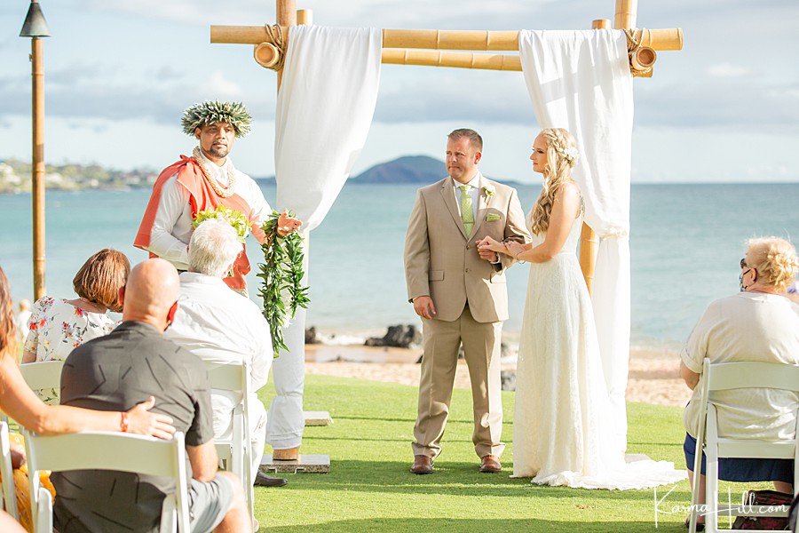 hawaiian minister opens the wedding ceremony in hawaii 