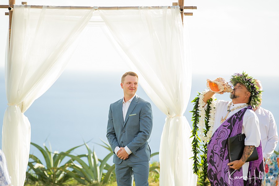 groom sees the bride walk in for the first time at his wedding in hawaii 