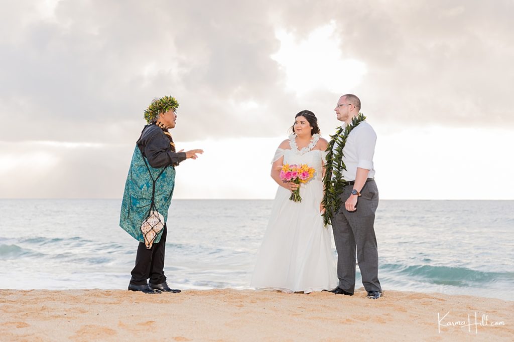 hawaiian minsters officiates wedding at a hawaii beach 
