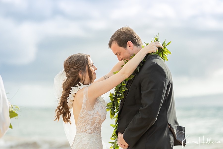 bride exchange leis with groom