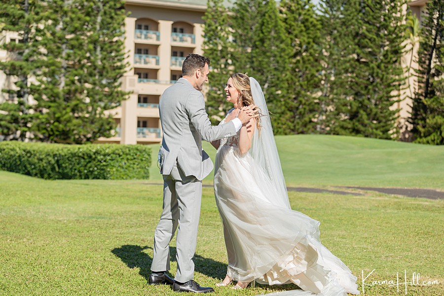 hawaii bride and groom first look