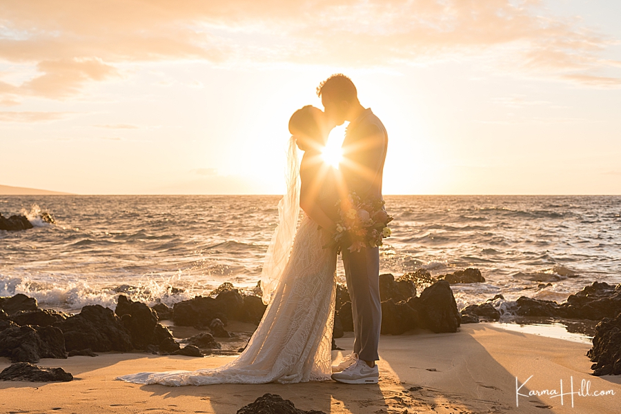 bride and groom sunset photography in hawaii