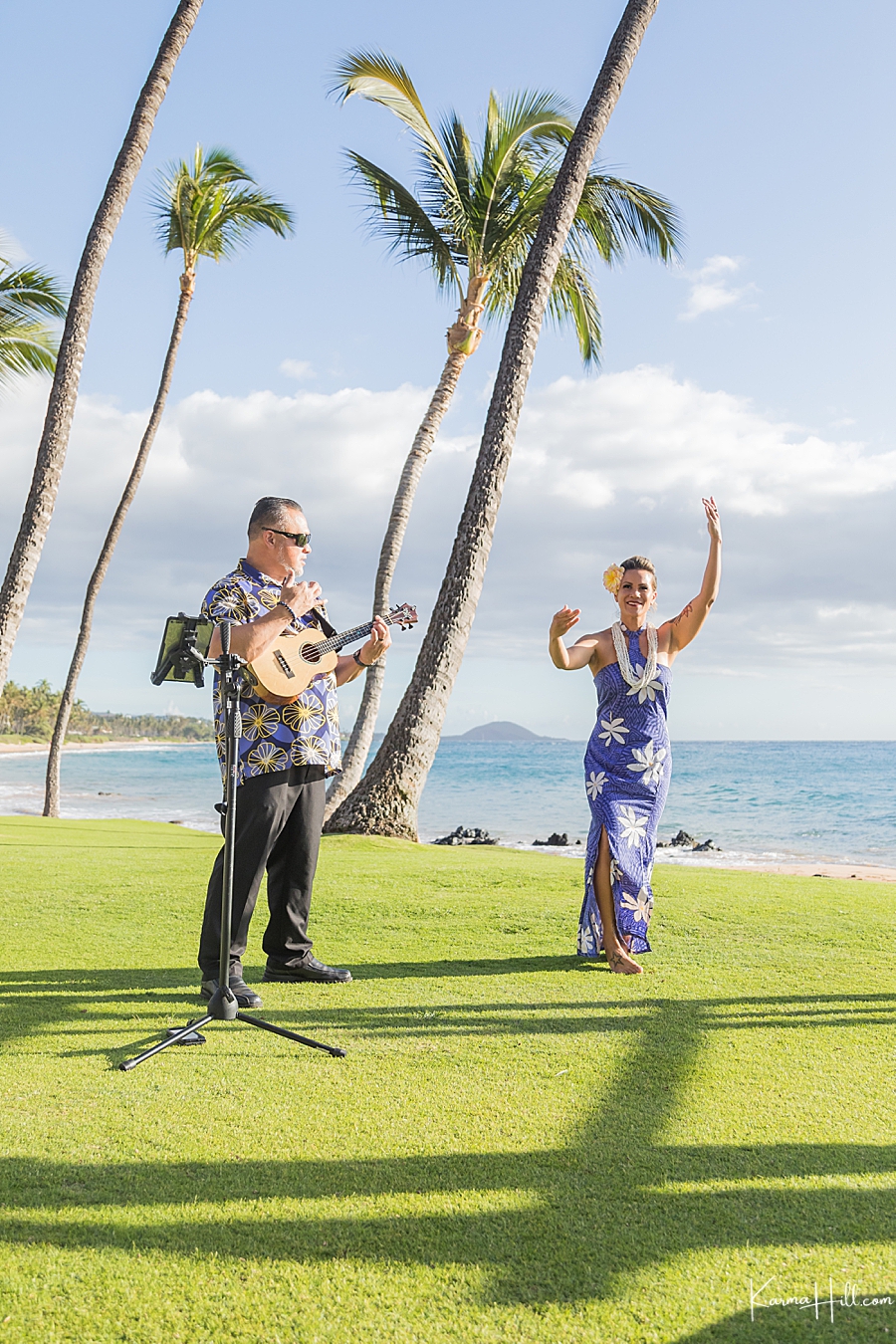 manutea nui e and hula dancer at hawaii wedding