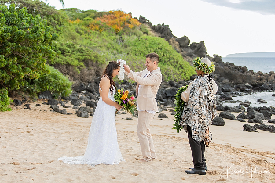 groom exchanging lei with bride at hawaii wedding