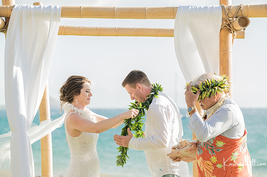bride exchange lei with groom at hawaii wedding