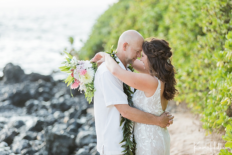 bride and groom beach pose ideas