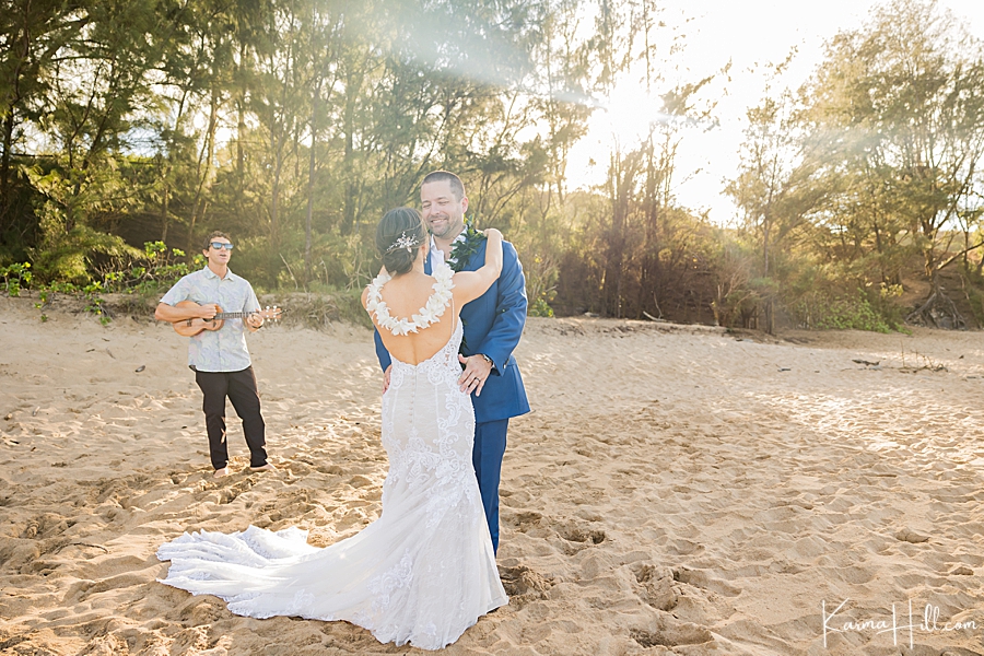 bride and groom first dance and hawaii beach wedding