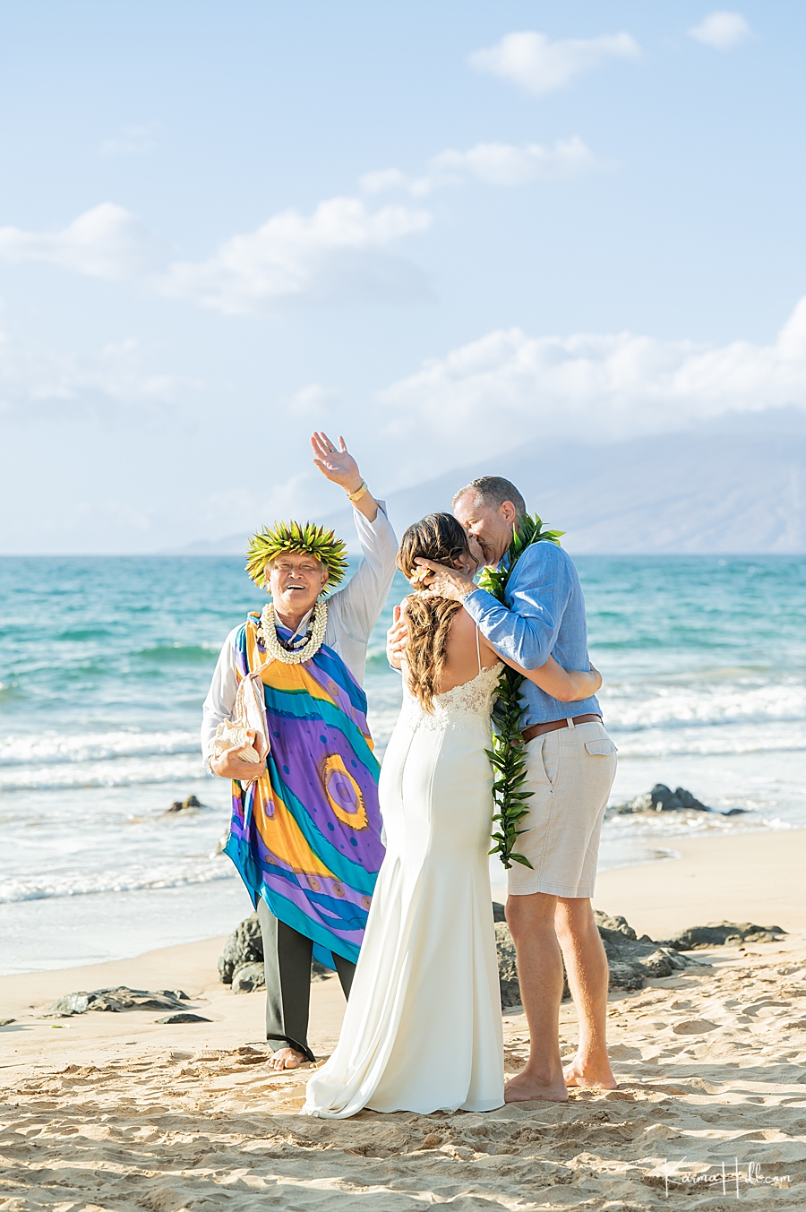 bride and groom wedding kiss photographers maui
