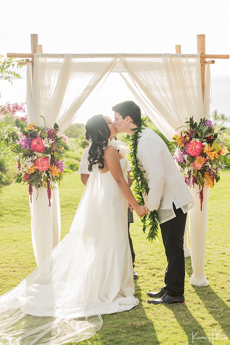 bride and groom wedding kiss photography hawaii