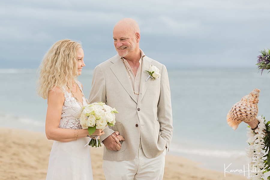 bride and groom at hawaii beach wedding