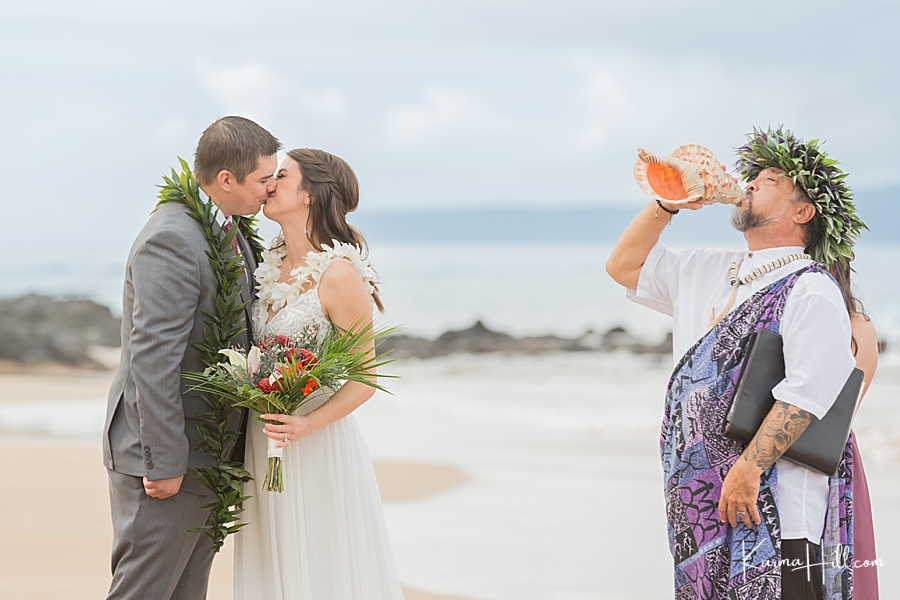 wedding kiss photographers hawaii