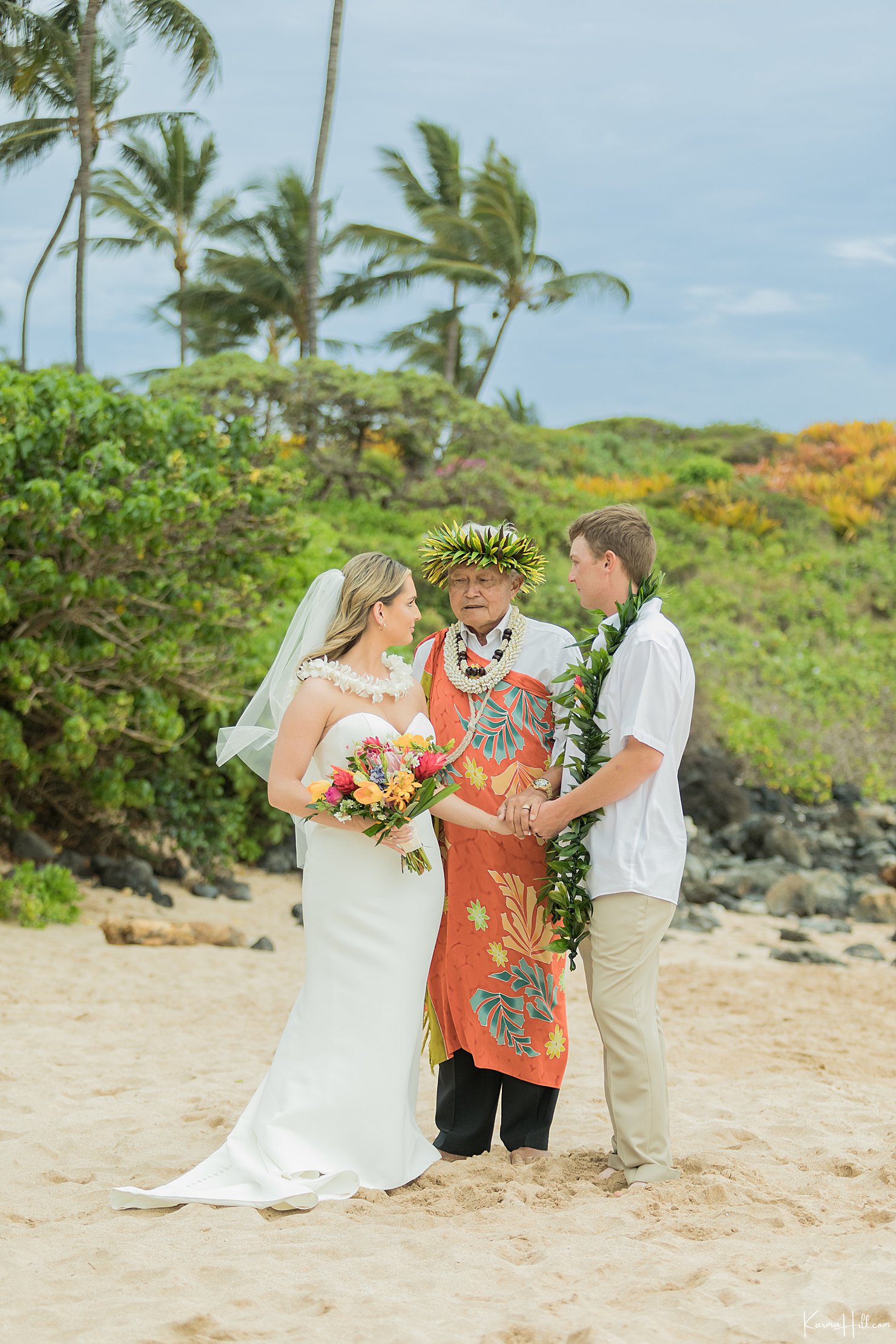 Elope in Maui - officiant and couple
