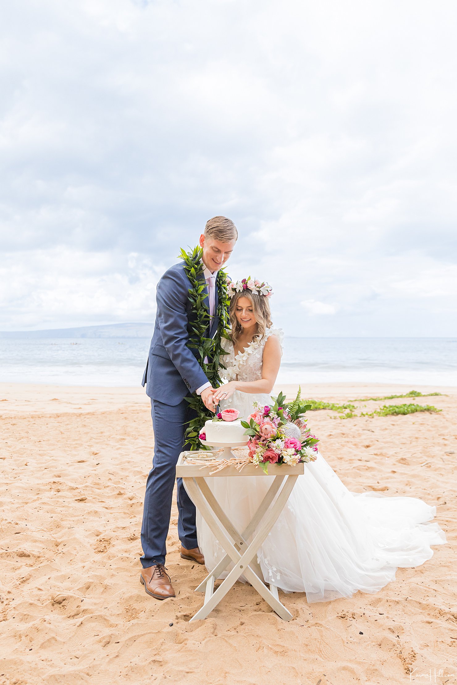 Elope in Maui with cake cutting