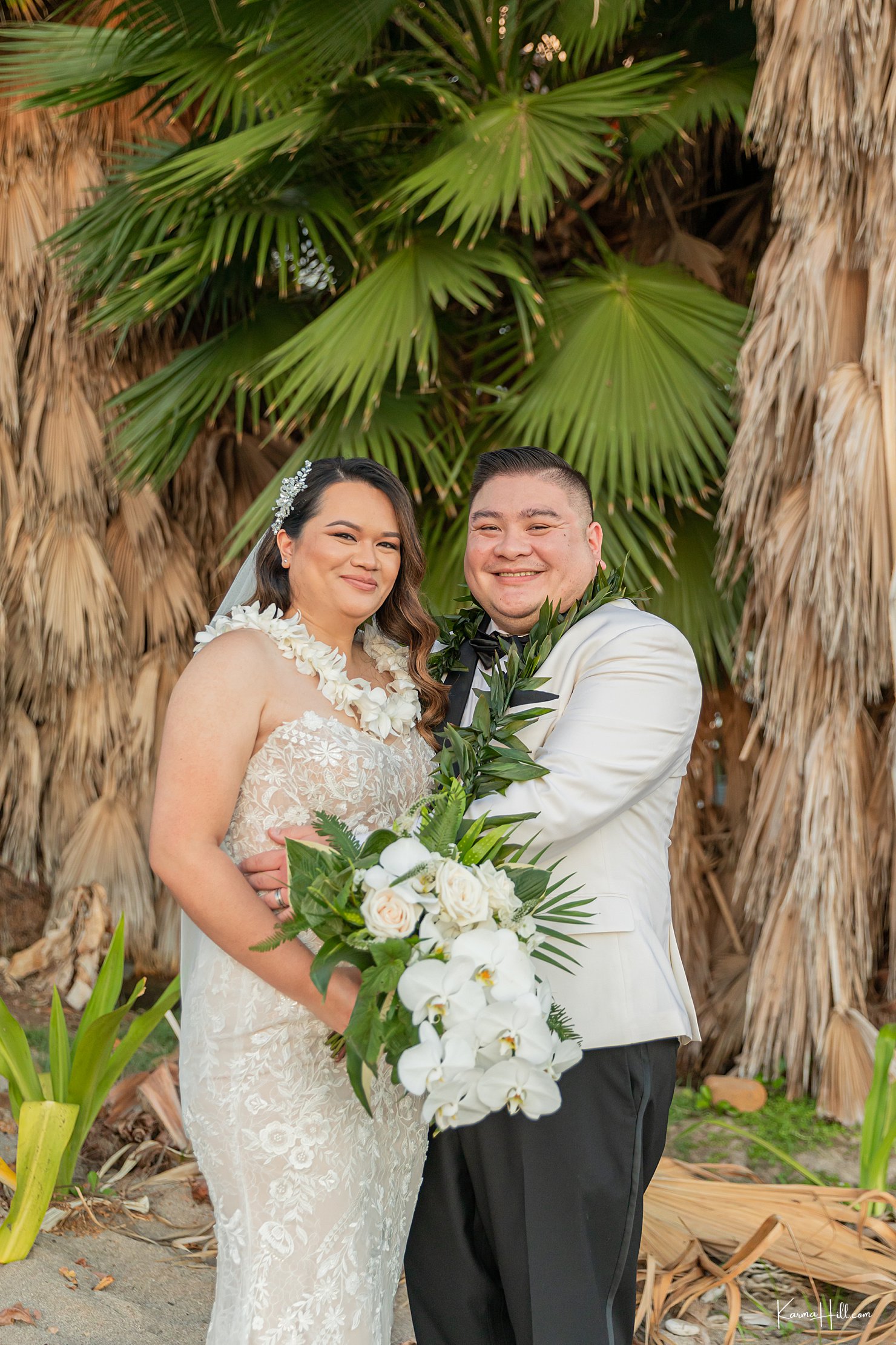 sweet couple elope in Maui