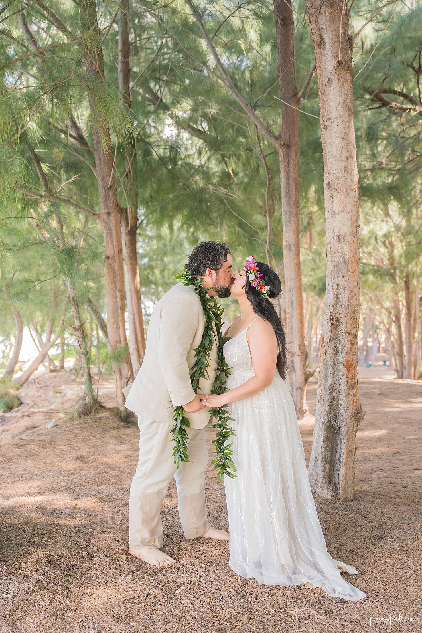 newlyweds kissing in maui